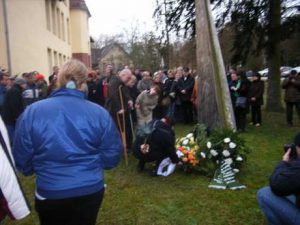 Am 27.01.2008 an der Gedenkstele auf dem Gelände des Hanse-Klinikums in Stralsund. Wir trauern um die psychisch kranken Menschen, die von den Nazis ermordet wurden.