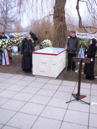 Bild: R. Schwenk/ ABiMV/ Frau Sylvia Bretschneider ( links im Bild), Frau Prof. Dr. Sabine Herpertz und Herr Christian Cordes bei der Einweihung des Mahnmals